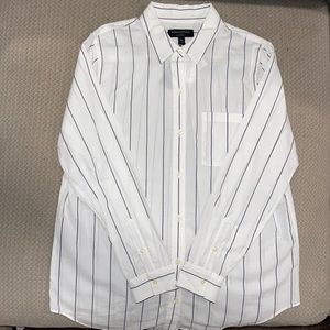 COPY - NWT BANANA REPUBLIC Boyfriend fit button up. Women’s size M.